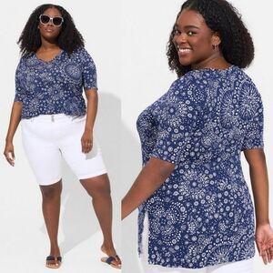 NWT Torrid Favorite Tunic Super Soft V-Neck Side Slit Tee in Mandala